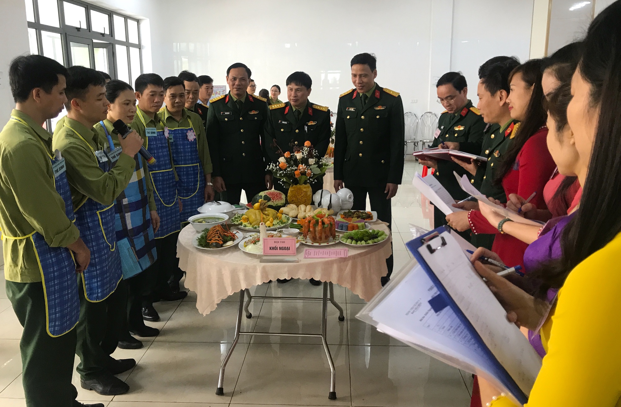 Độc đáo cuộc thi "bữa cơm quý ông", cánh mày râu vào bếp còn chị em đứng làm giám khảo - Ảnh 14. Độc đáo cuộc thi "bữa cơm quý ông", cánh mày râu vào bếp còn chị em đứng làm giám khảo - Ảnh 14.