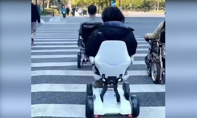 Chán xe máy điện, giới trẻ Trung Quốc đổ xô mua 'xe lăn điện'