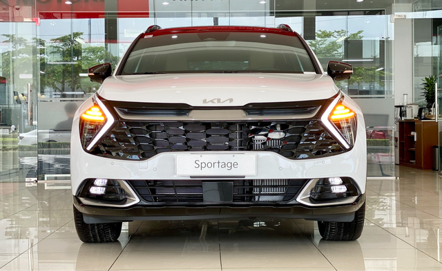 Xả hàng tồn… Kia Sportage giảm giá cả trăm triệu đồng, đấu Hyundai Tucson - Ảnh 2.