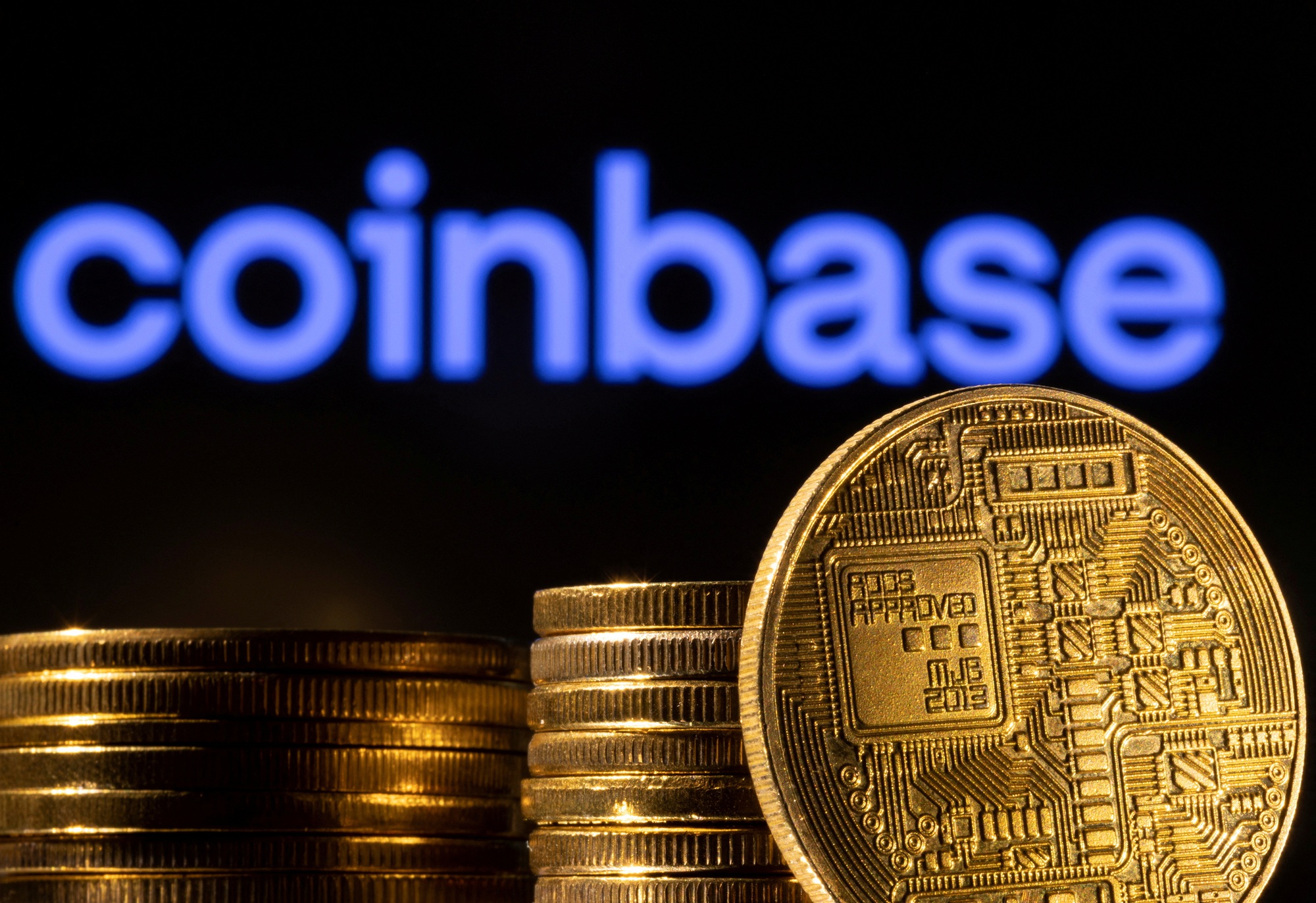 Binance và Coinbase bị kiện, nhà đầu tư đổ xô rút tiền