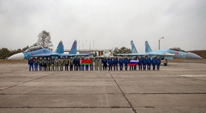 Su-30SM của Belarus và MiG-29 (trái) cùng với Su-35S của Nga