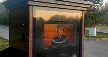 Nga: Đây là ngôi mộ đầu tiên lắp TV để chiếu video về người đã khuất Nga: Đây là ngôi mộ đầu tiên lắp TV để chiếu video về người đã khuất