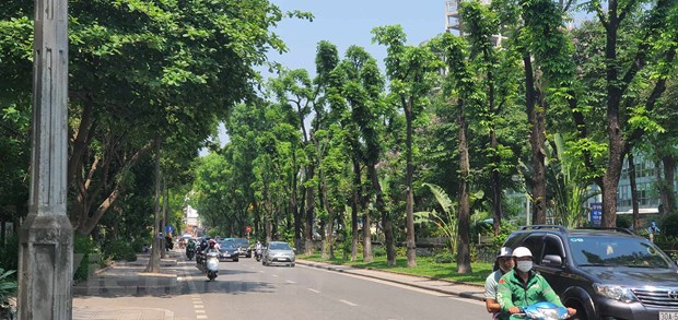 Nắng nóng tiếp diễn tại khu vực Bắc Bộ, thời tiết oi bức