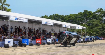 Người dân đội nắng xem kỷ lục gia thế giới trình diễn ô tô mạo hiểm tại Hà Nội