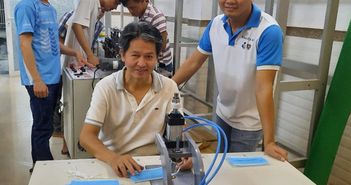 Giảng viên ĐH Bách khoa TP.HCM chế tạo máy sản xuất khẩu trang y tế Giảng viên ĐH Bách khoa TP.HCM chế tạo máy sản xuất khẩu trang y tế