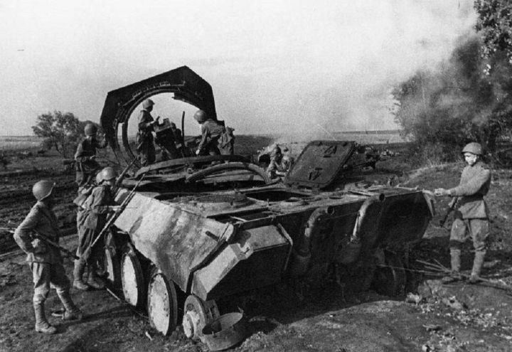Lính Liên Xô kiểm tra xe tăng Panther của Đức, bị tiêu diệt trong trận giao tranh gần Prokhorovka.