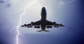 Vì sao sấm sét không làm ảnh hưởng đến máy bay khi bay?