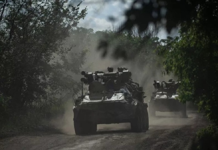 Quân nhân Ukraine trên xe bọc thép chở quân trên một con đường gần Bakhmut, vùng Donetsk ngày 1/7/2023.