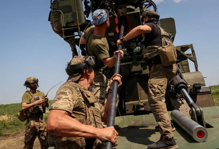 Quân nhân Ukraine thuộc Lữ đoàn bộ binh cơ giới riêng biệt số 57 chuẩn bị bắn một khẩu lựu pháo tự hành 2S22 Bohdana tại một vị trí gần thành phố Bakhmut ở vùng Donetsk, Ukraine tháng 5/7/2023.
