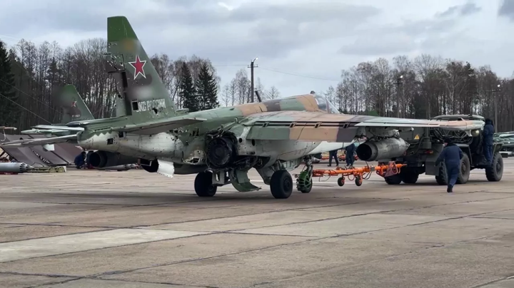 Một chiếc Su-25 Nga bị hư hỏng sau khi thực hiện nhiệm vụ trên chiến trường Ukraine.