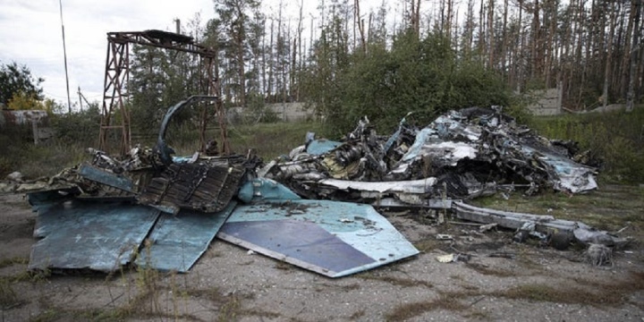 Máy bay chiến đấu Su-34 của Nga bị phá hủy ở Lyman, Ukraine ngày 5/10/2022.