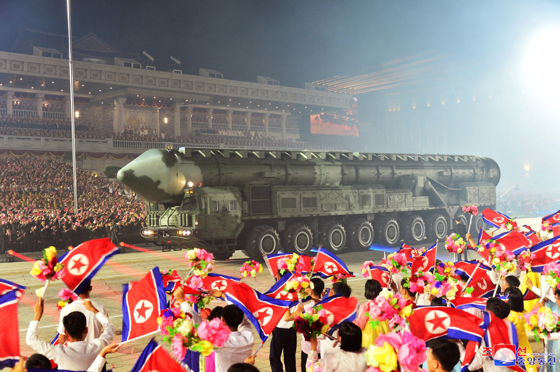 Triều Tiên ra mắt nhiều vũ khí hiện đại trong lễ duyệt binh - 7