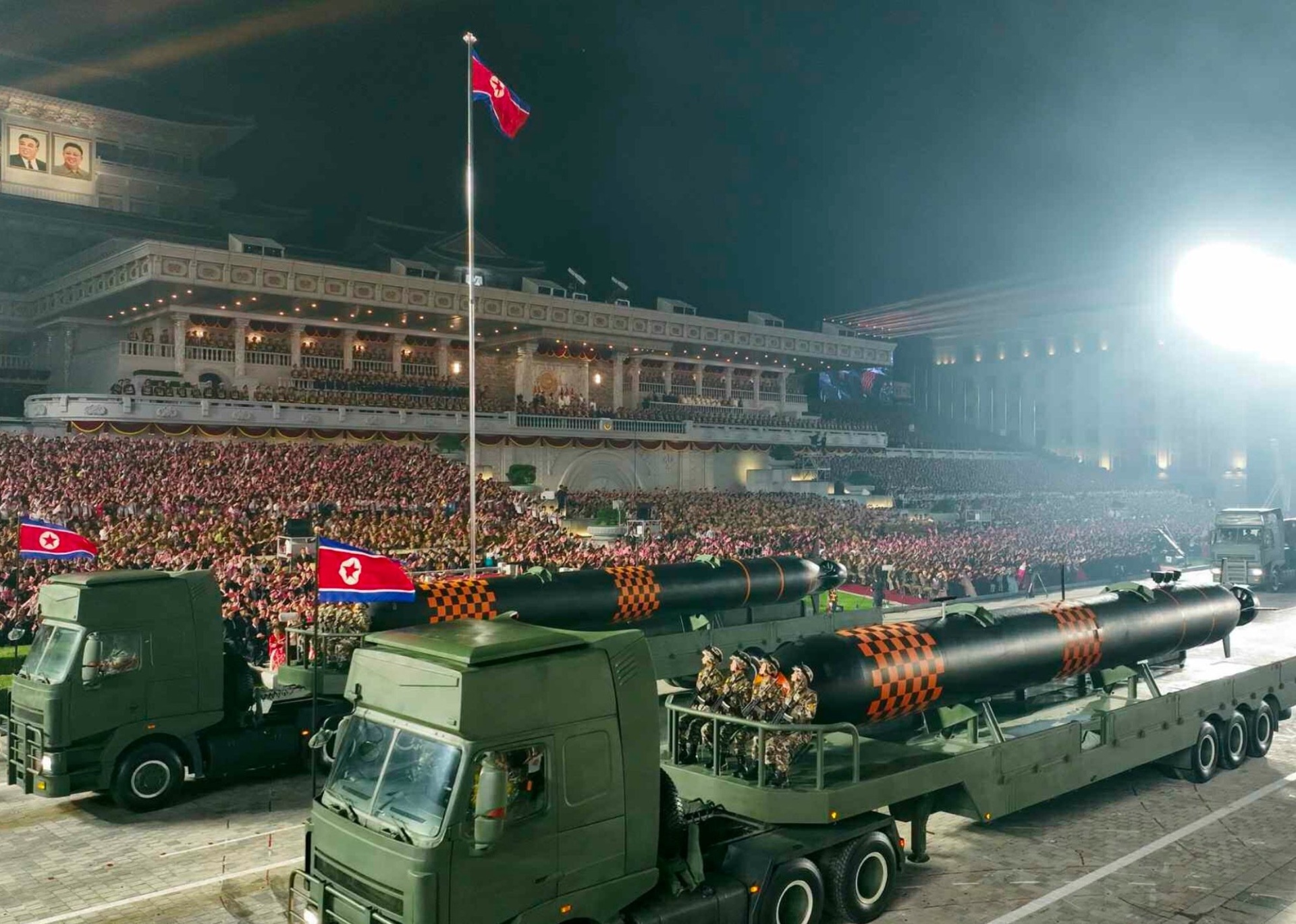 Triều Tiên ra mắt nhiều vũ khí hiện đại trong lễ duyệt binh - 9
