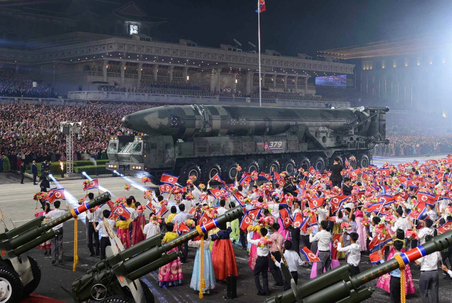 Triều Tiên ra mắt nhiều vũ khí hiện đại trong lễ duyệt binh - 10