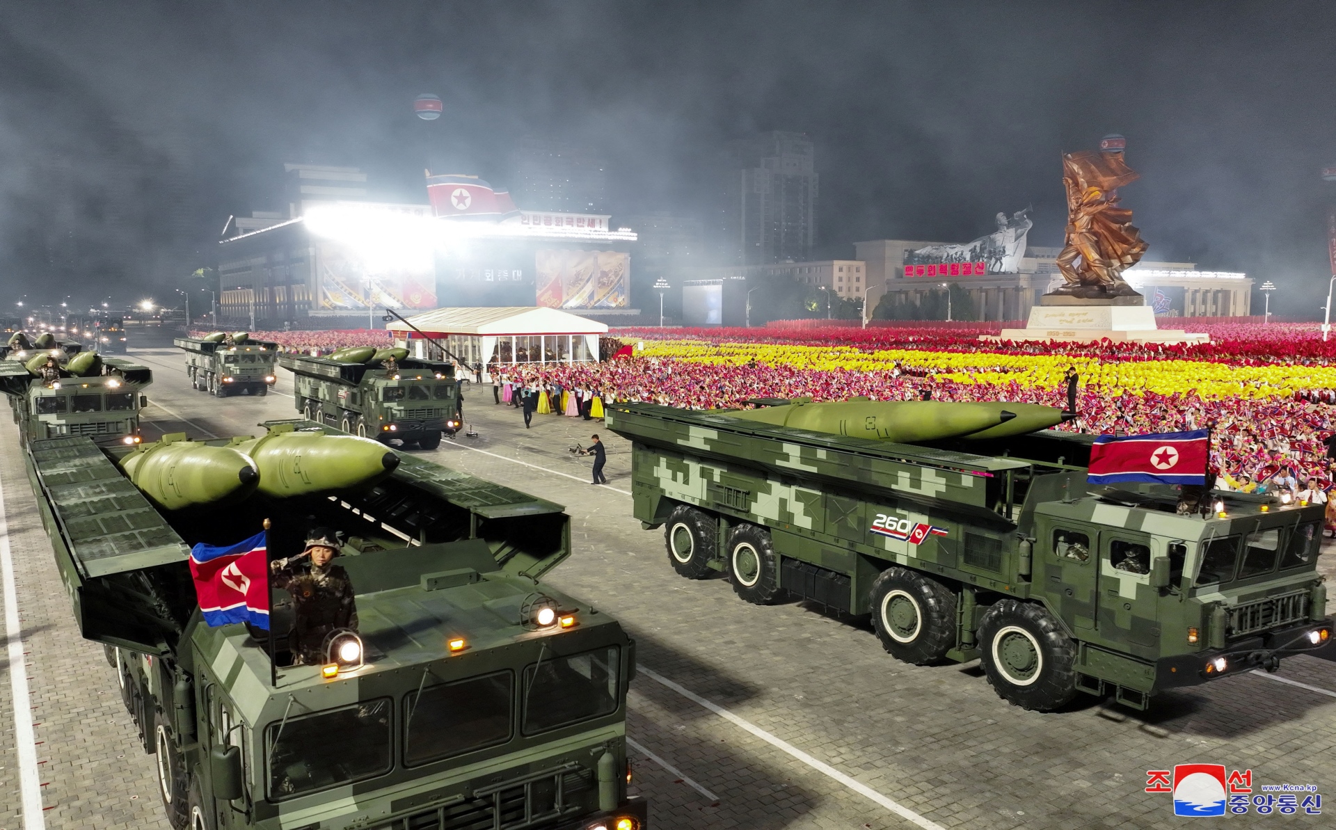 Triều Tiên ra mắt nhiều vũ khí hiện đại trong lễ duyệt binh - 11