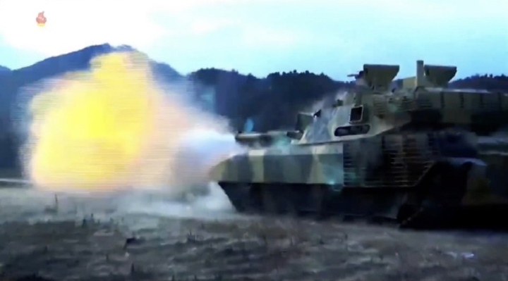 Triều Tiên công bố video mẫu xe tăng bí ẩn bắn đạn thật trên thao trường