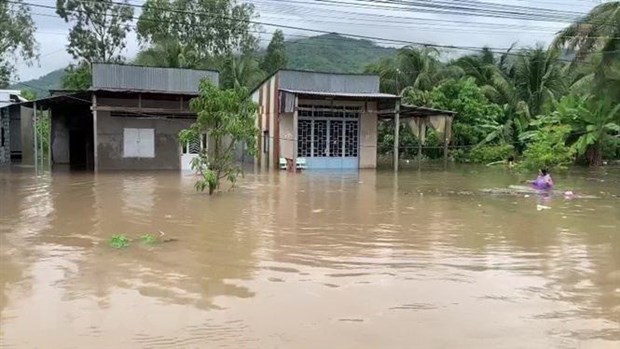 Mưa lớn, dông lốc và sạt lở làm 1 người chết, 10 người bị thương