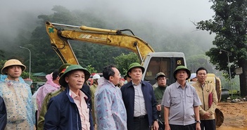 Mưa lớn làm 6 người chết và mất tích, đèo Bảo Lộc bị sạt lở vẫn chưa thể thông xe Mưa lớn làm 6 người chết và mất tích, đèo Bảo Lộc bị sạt lở vẫn chưa thể thông xe