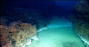 Dùng máy khoan đáy biển, chuyên gia vô tình tìm thấy nhiều hồ nước ngọt bí ẩn