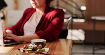Thói quen ăn trưa không lành mạnh sẽ gây hại nặng nề cho sức khỏe
