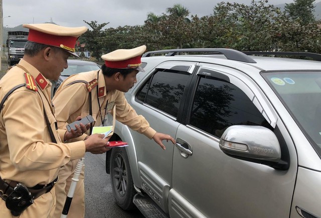 Ngồi ghế sau trên ô tô không thắt dây an toàn vẫn bị phạt tiền  - Ảnh 2.