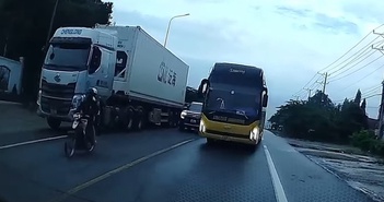 Kinh hoàng xe khách giường nằm chạy ẩu, vượt hàng 3 trên quốc lộ Kinh hoàng xe khách giường nằm chạy ẩu, vượt hàng 3 trên quốc lộ