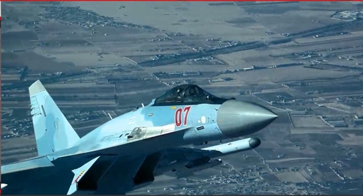 Máy bay Nga áp sát đến mức camera của máy bay Mỹ ghi lại được hình ảnh viên phi công trong buồng lái.