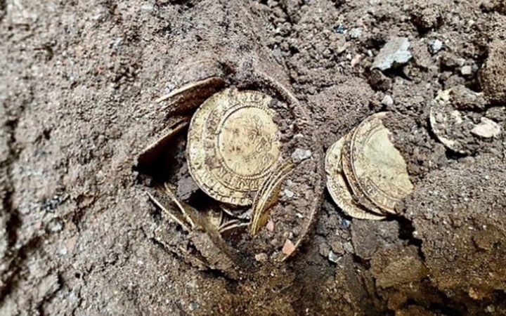 Tìm chìa khoá bị rơi, người đàn ông 'đụng trúng' 14 đồng tiền cổ giá trị ở vườn nhà
