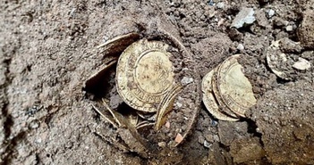Tìm chìa khoá bị rơi, người đàn ông 'đụng trúng' 14 đồng tiền cổ giá trị ở vườn nhà