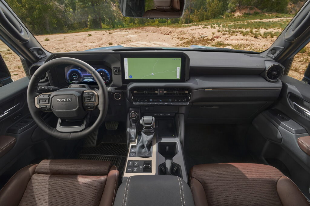 Toyota Land Cruiser Prado 2024 khởi điểm hơn 1,2 đồng,  'đe dọa' Land Rover Defender   - Ảnh 3.