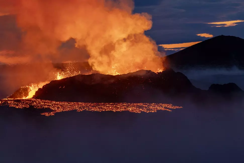 Một ngọn núi lửa 'sơ sinh' đang phun trào ra lốc xoáy