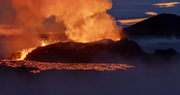 Một ngọn núi lửa 'sơ sinh' đang phun trào ra lốc xoáy Một ngọn núi lửa 'sơ sinh' đang phun trào ra lốc xoáy
