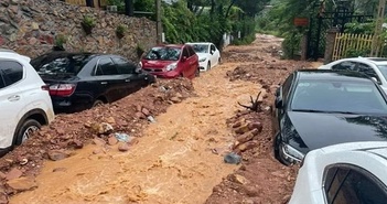 Hà Nội: Nhiều ôtô bị mắc kẹt cạnh khu vực hồ Đồng Đò do mưa lớn Hà Nội: Nhiều ôtô bị mắc kẹt cạnh khu vực hồ Đồng Đò do mưa lớn