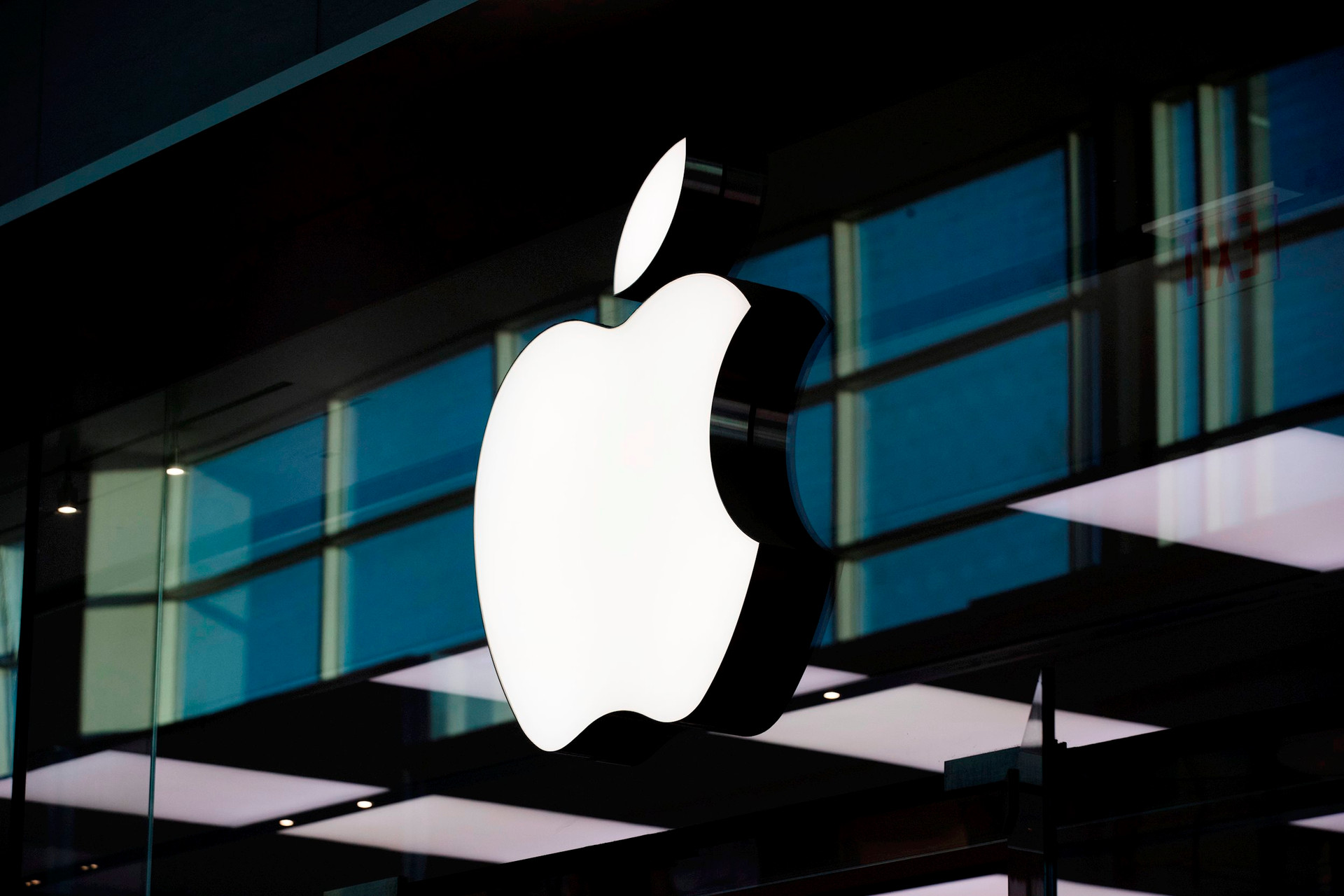 Nhà đầu tư hoảng loạn bán tháo, vốn hóa Apple sắp bốc hơi 60 tỷ USD chỉ vì 1 thông báo