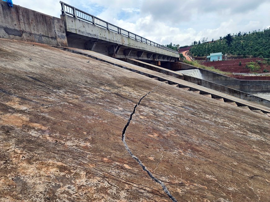 Đắk Nông: Sạt trượt, nứt gãy bất thường tại hồ chứa nước Đắk N’ting