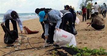 Ra quân thu gom gần 100 tấn rác thải trên bờ biển Phú Quốc