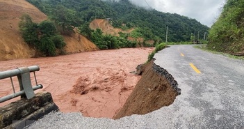 Hàng nghìn khối đất đá sạt lở rơi xuống đường ở Lai Châu