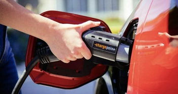 Ô tô sạc điện có thực sự tiết kiệm chi phí hơn đổ xăng?
