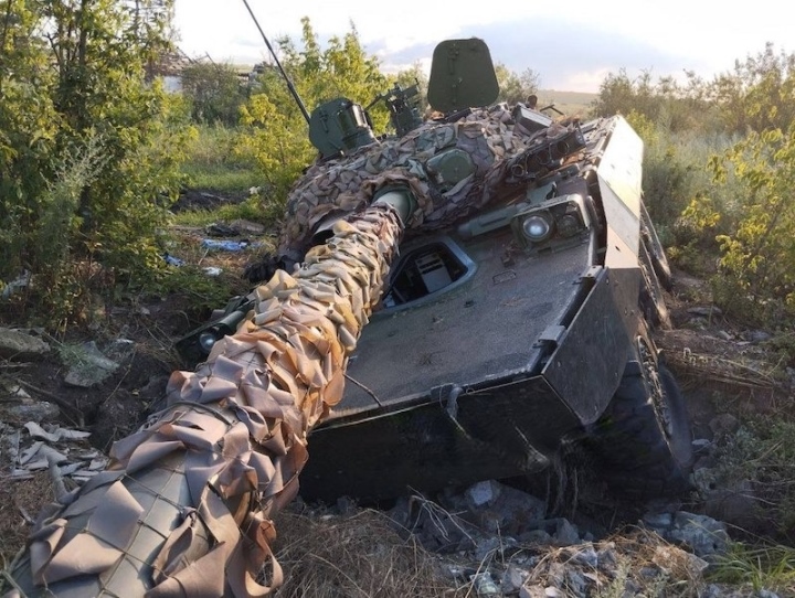 Xe tăng AMX-10 của Ukraine bị bỏlại gần Novodonetsk.