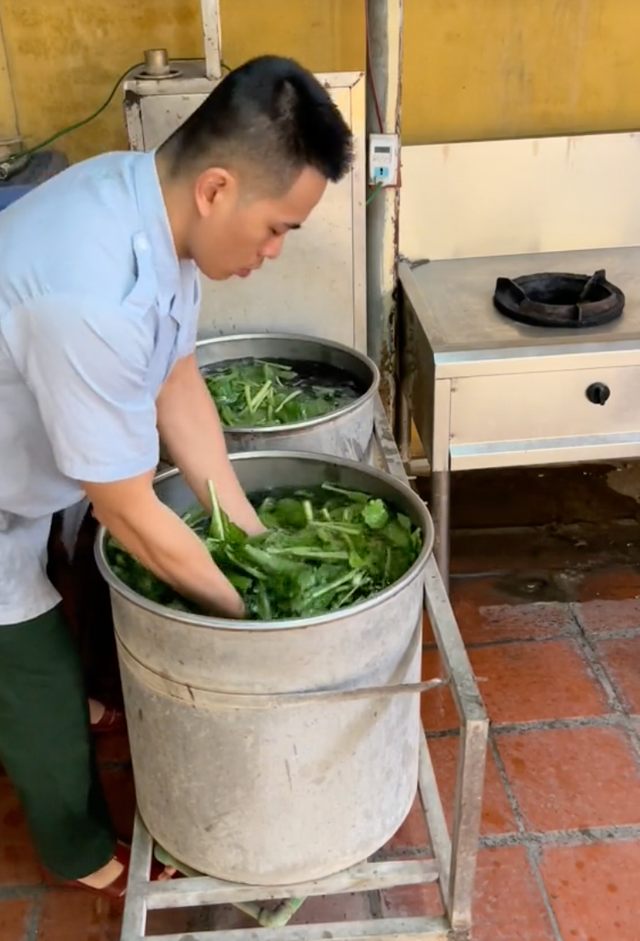 Loạt "mâm cơm" 26.000 đồng của “anh nuôi” gây bão