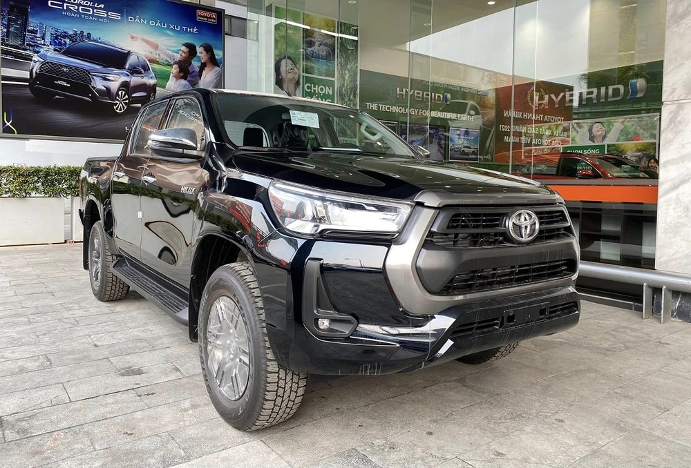'Soi' Toyota Hilux 2023 tại Việt Nam, trang bị 'thô sơ' với giá 852 triệu đồng - Ảnh 1.