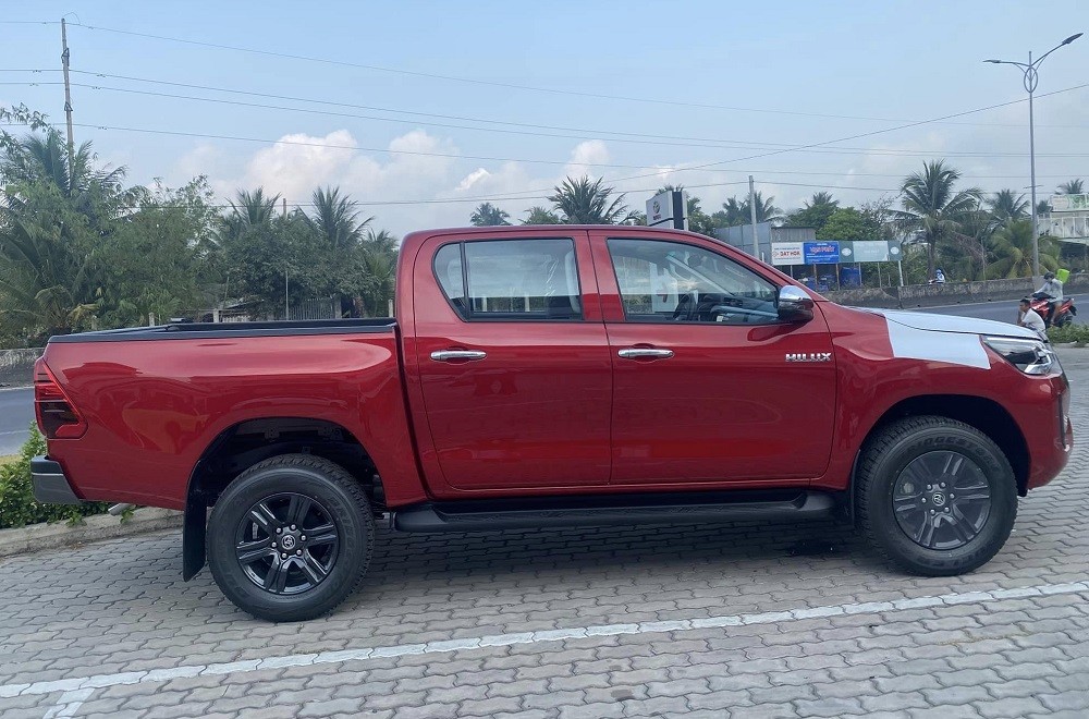 'Soi' Toyota Hilux 2023 tại Việt Nam, trang bị 'thô sơ' với giá 852 triệu đồng - Ảnh 3.