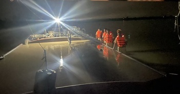 Cảnh sát đường thủy bắt giữ tàu hút cát trái phép trên sông Văn Úc