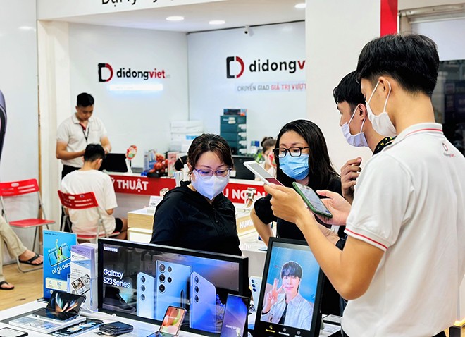 Vì sao nên mua điện thoại Samsung tại Di Động Việt?
