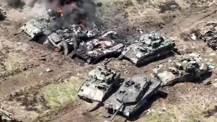 Leopard 2 và Bradley của Ukraine bị phá hủy trên chiến trường.