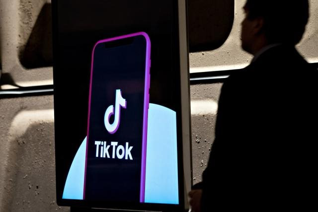 TikTok Shop – thế lực 1 năm tuổi đáng sợ của làng TMĐT: Người dùng bị cuốn vào những video, buổi livestream vô tận, lũ lượt rời bỏ Shopee, Amazon - Ảnh 1. TikTok Shop – thế lực 1 năm tuổi đáng sợ của làng TMĐT: Người dùng bị cuốn vào những video, buổi livestream vô tận, lũ lượt rời bỏ Shopee, Amazon - Ảnh 1.