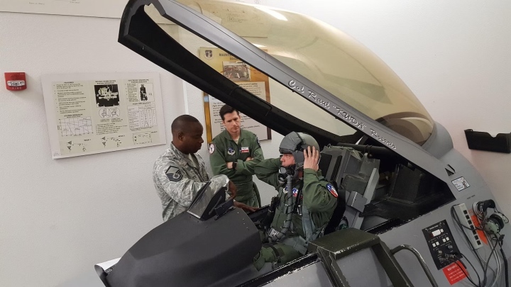 Phi công Mỹ huấn luyện với trình mô phỏng F-16.
