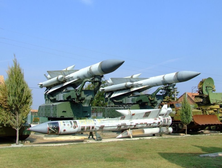 Hai bệ phóng S-200 và một mặt cắt của tên lửa V-880 được trưng bày tại Bảo tàng Lịch sử Quân sự Ketzel Park ở Hungary năm 2009.