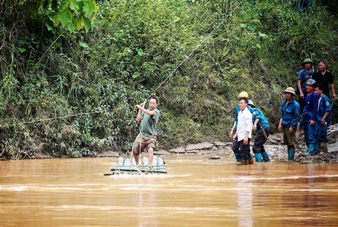 [Photo] Mù Cang Chải làm cáp treo hỗ trợ bản làng trong mưa lũ