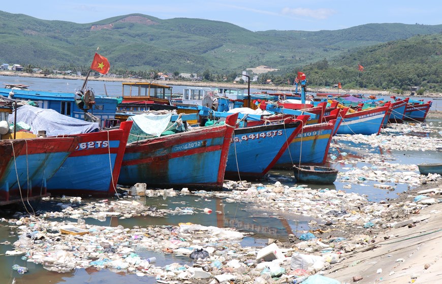 Hình ảnh rác thải nhựa phủ kín đầm nước mặn Sa Huỳnh ở Quảng Ngãi